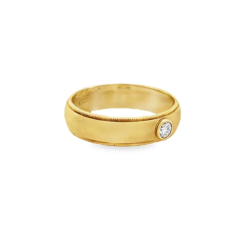 Elegant Gold Ring with Diamond