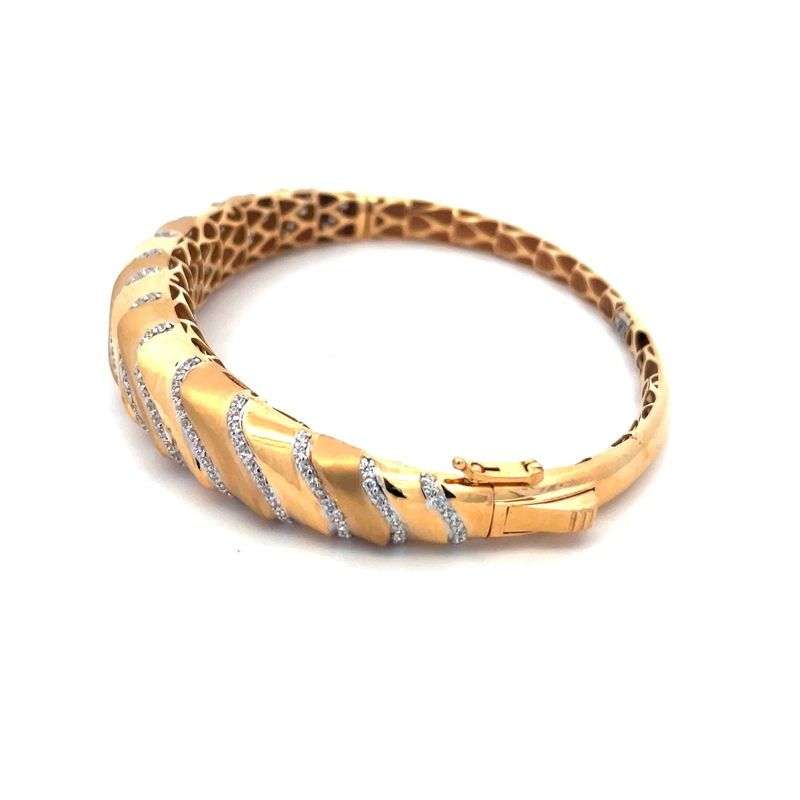 Elegant Gold Wave Bracelet