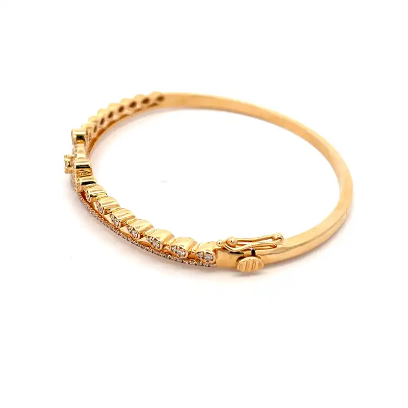 Elegant 18K Gold Diamond Bangle Bracelet