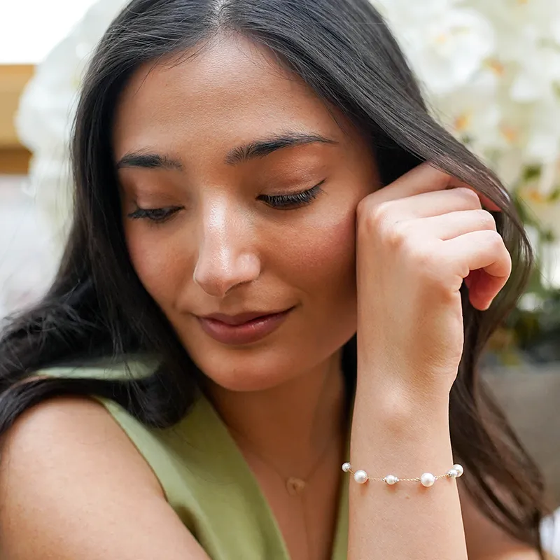 Elegant Pearl Bracelet with diamond accents