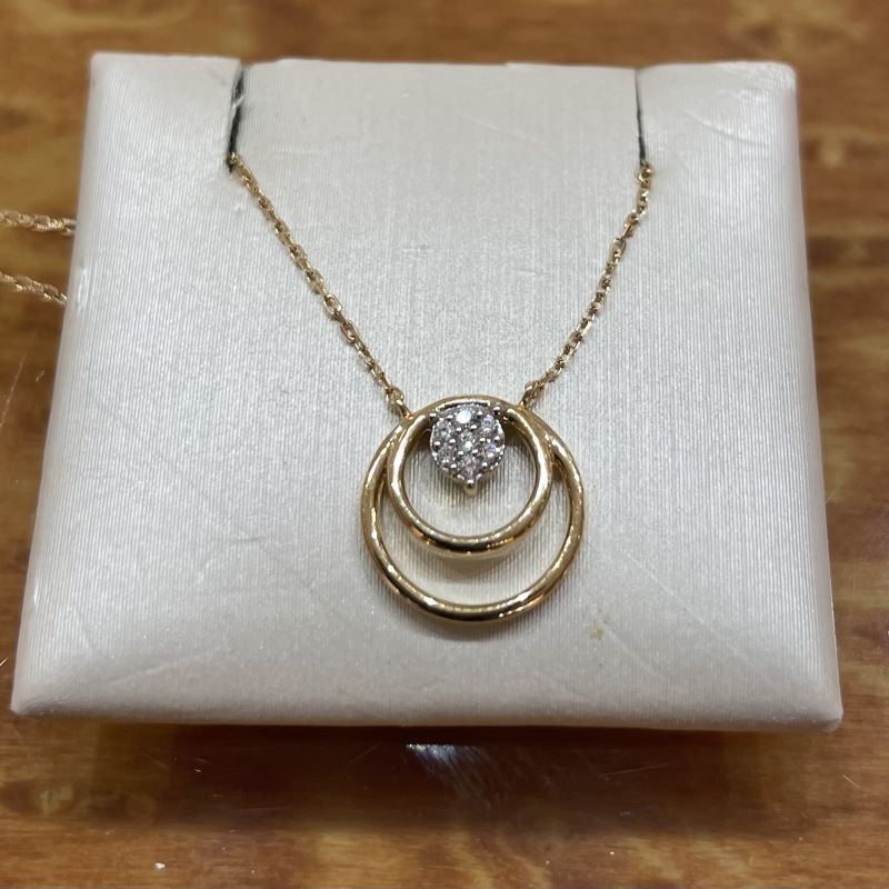 Dainty Round 18K Gold Diamond pendant with chain