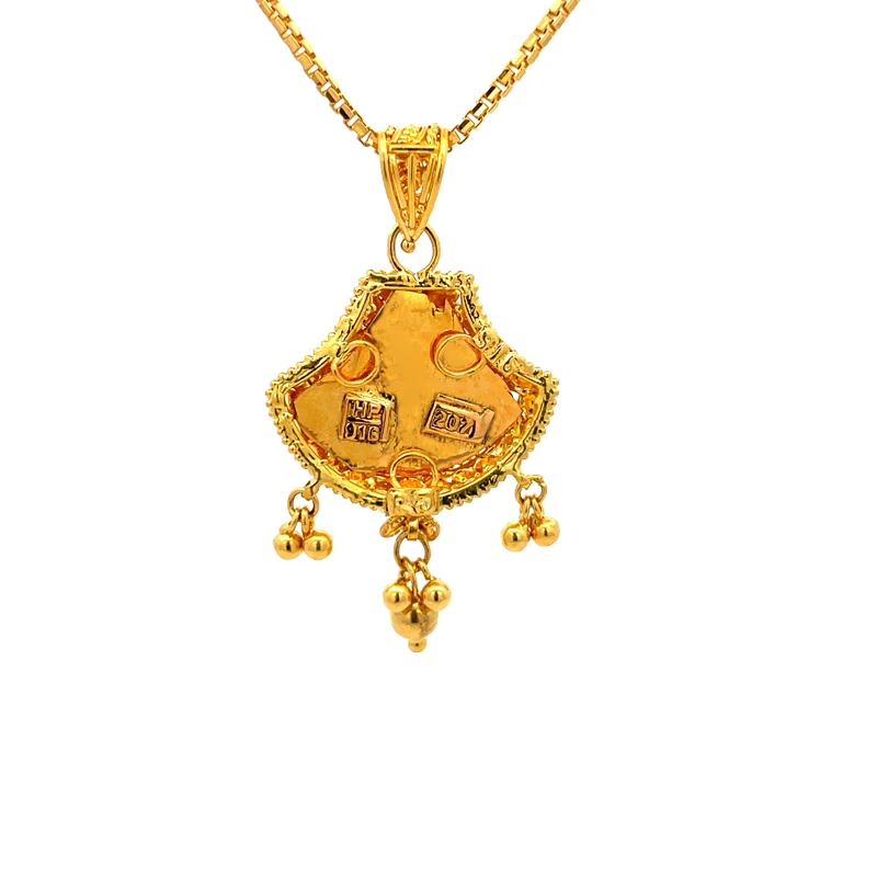 Elegant Gold Pendant with Intricate Design