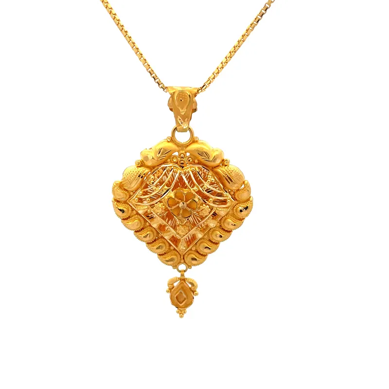 Elegant Gold Pendant Necklace