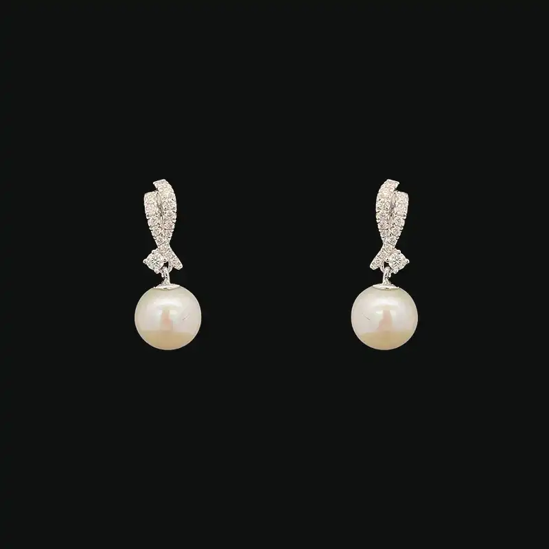 Impeccable Pearl Diamond Pendant Set