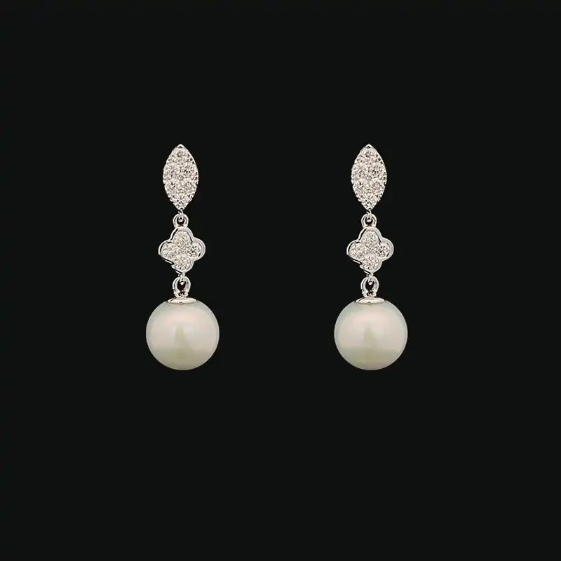 Clover leaf shaped Pearl Pendant Set