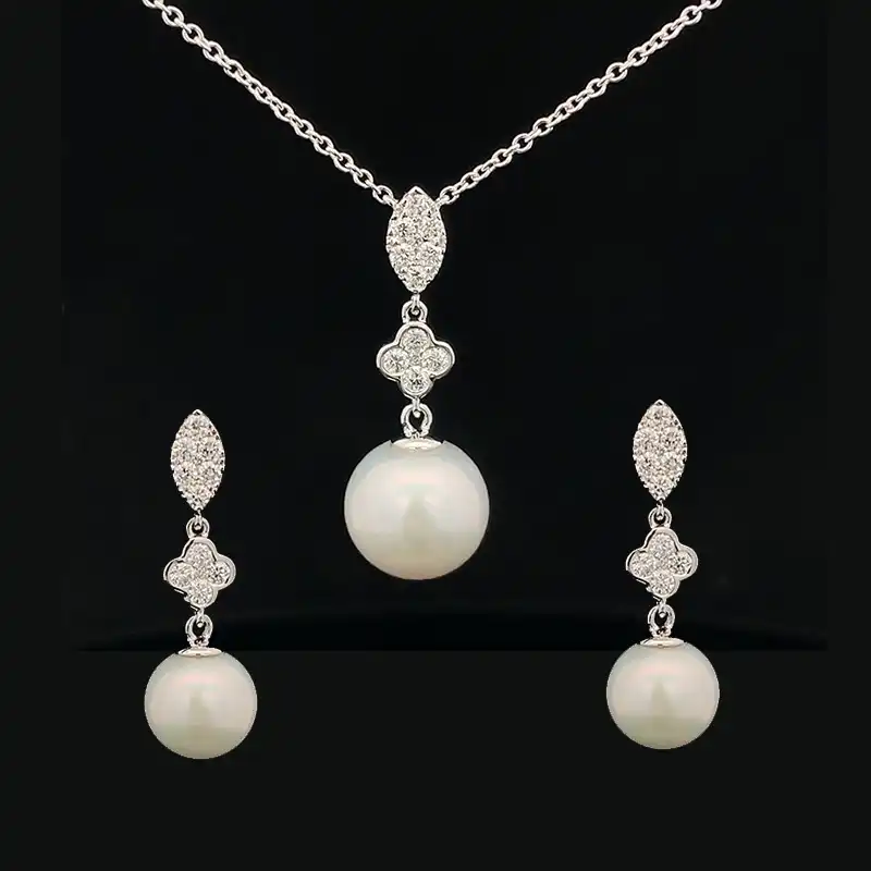 Clover leaf shaped Pearl Pendant Set