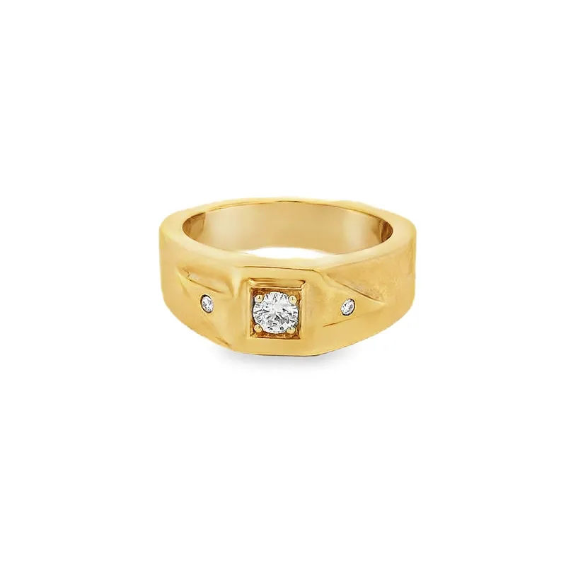 Elegant Gold Ring with Diamond Accent