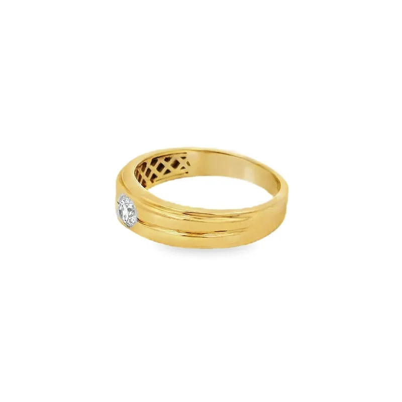 Elegant Gold Ring with Diamond Accent