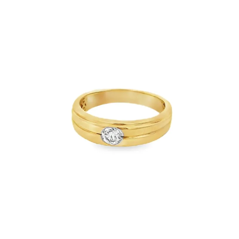 Elegant Gold Ring with Diamond Accent