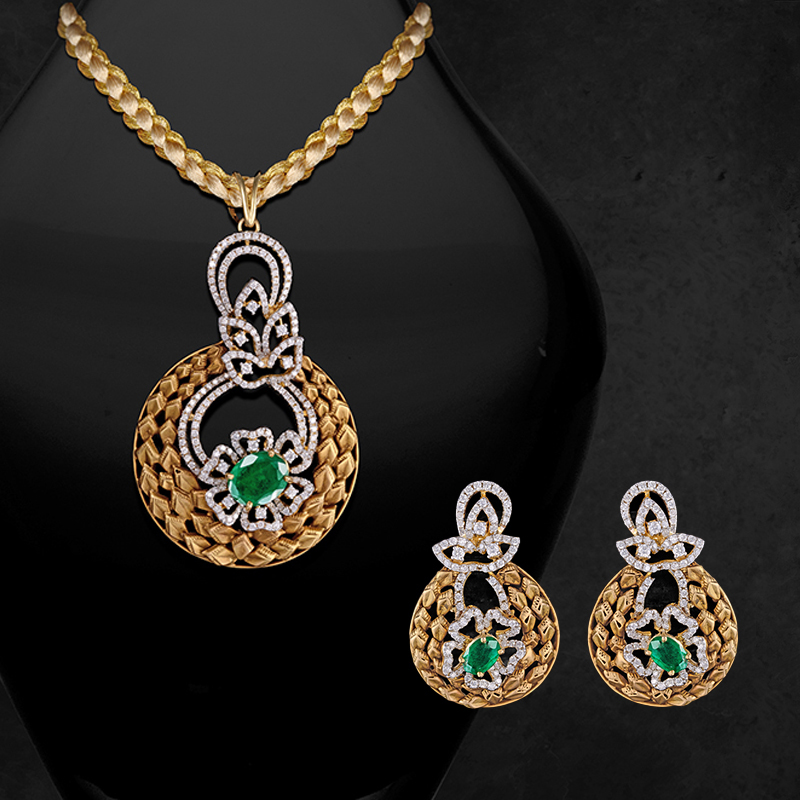Emerald Diamond Necklace Set in 18K Gold